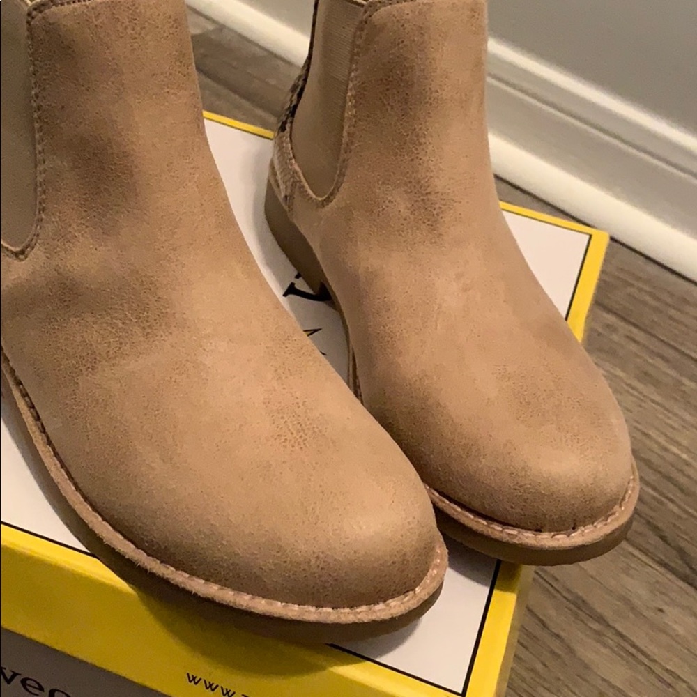 Boots - Picture 2 of 3
